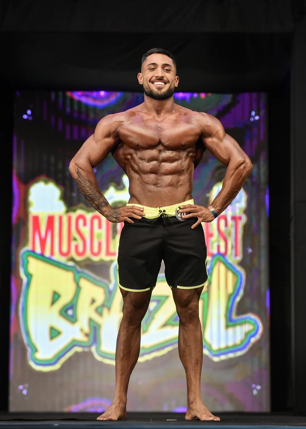 Davi Frois em pose frontal durante competição de fisiculturismo